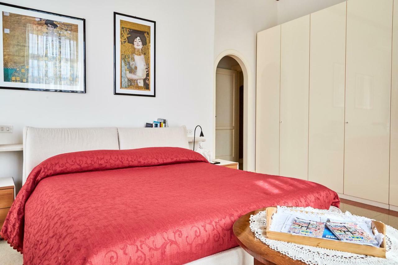 Suite Klimt P.Zza Amedeo Naples Extérieur photo
